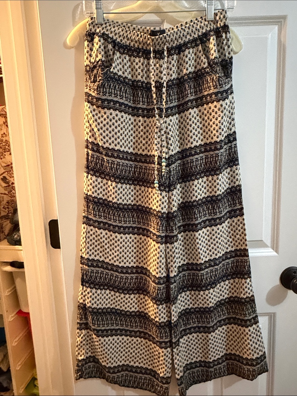 American Eagle Outfitters Cream and Black Wide-Leg Patterned Pants